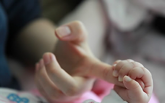 엄마와 아기 손.<연합뉴스>